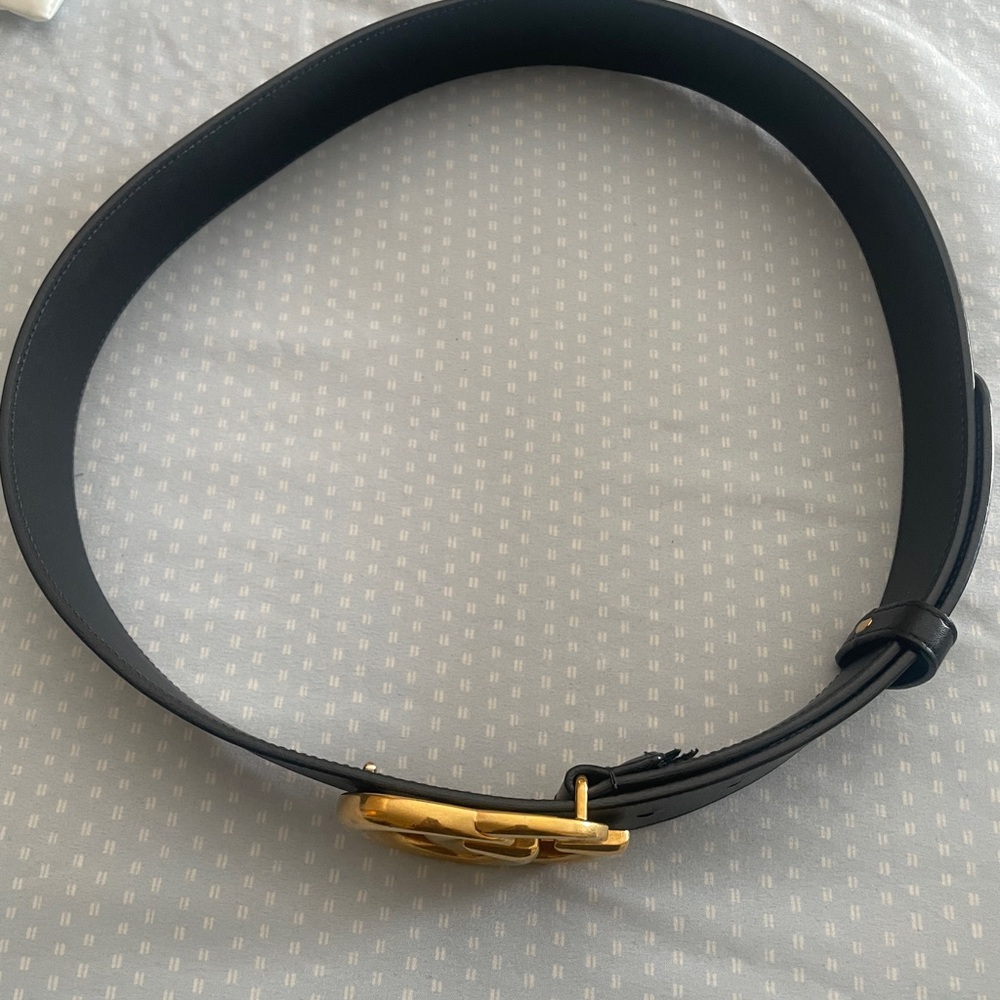 Gucci Black and Gold Leather Belt with Iconic GG Buckle - Picture 5 of 10
